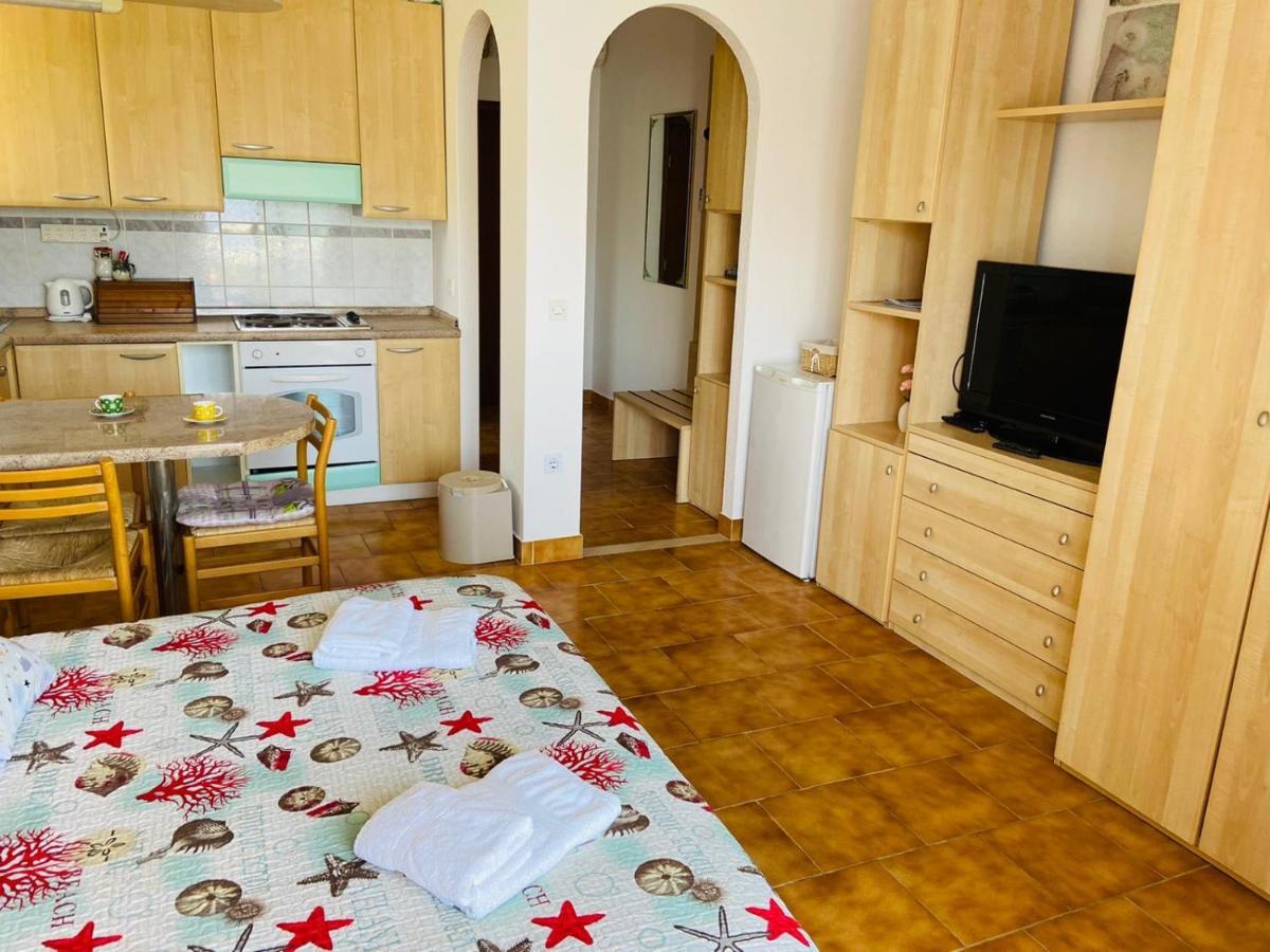 Apartments Tri Zala Žrnovo エクステリア 写真