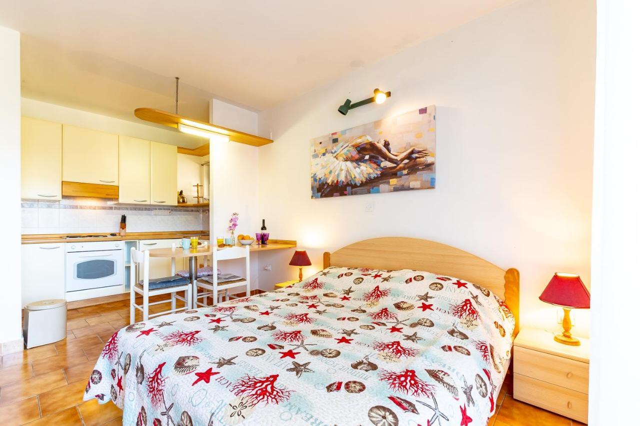 Apartments Tri Zala Žrnovo エクステリア 写真